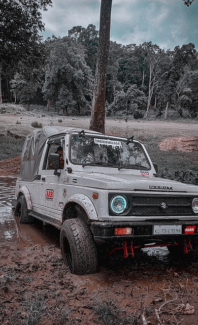 看着都痛！王钰栋背后遭凶狠犯规受伤下场 赛后采访表示并无大碍.